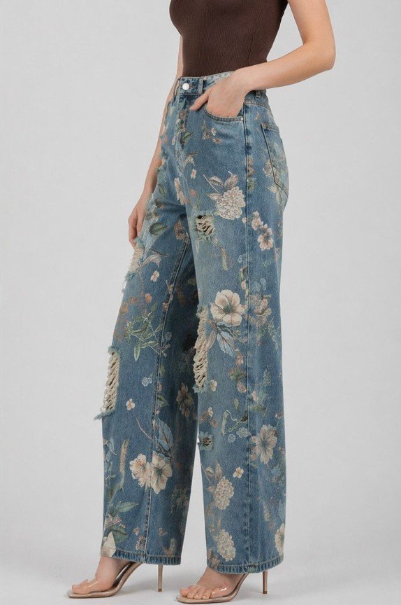 Suo Women Relaxed Fit Mid-Rise Highly Distressed Light Fade Jeans