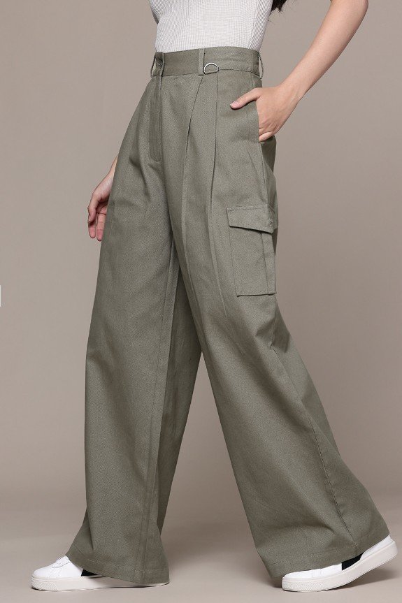 Roadster The Lifestyle Co. Women Pure Cotton Pleated Regular Fit Cargos