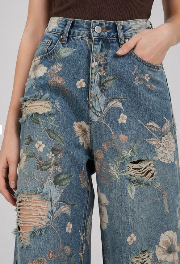 Suo Women Relaxed Fit Mid-Rise Highly Distressed Light Fade Jeans
